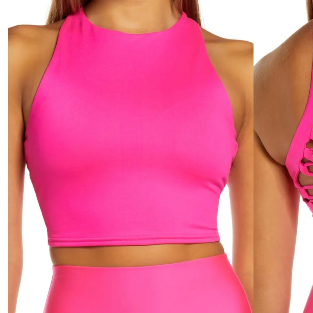 Beautiful Alo yoga movement bra. Never worn in excellent condition size xs